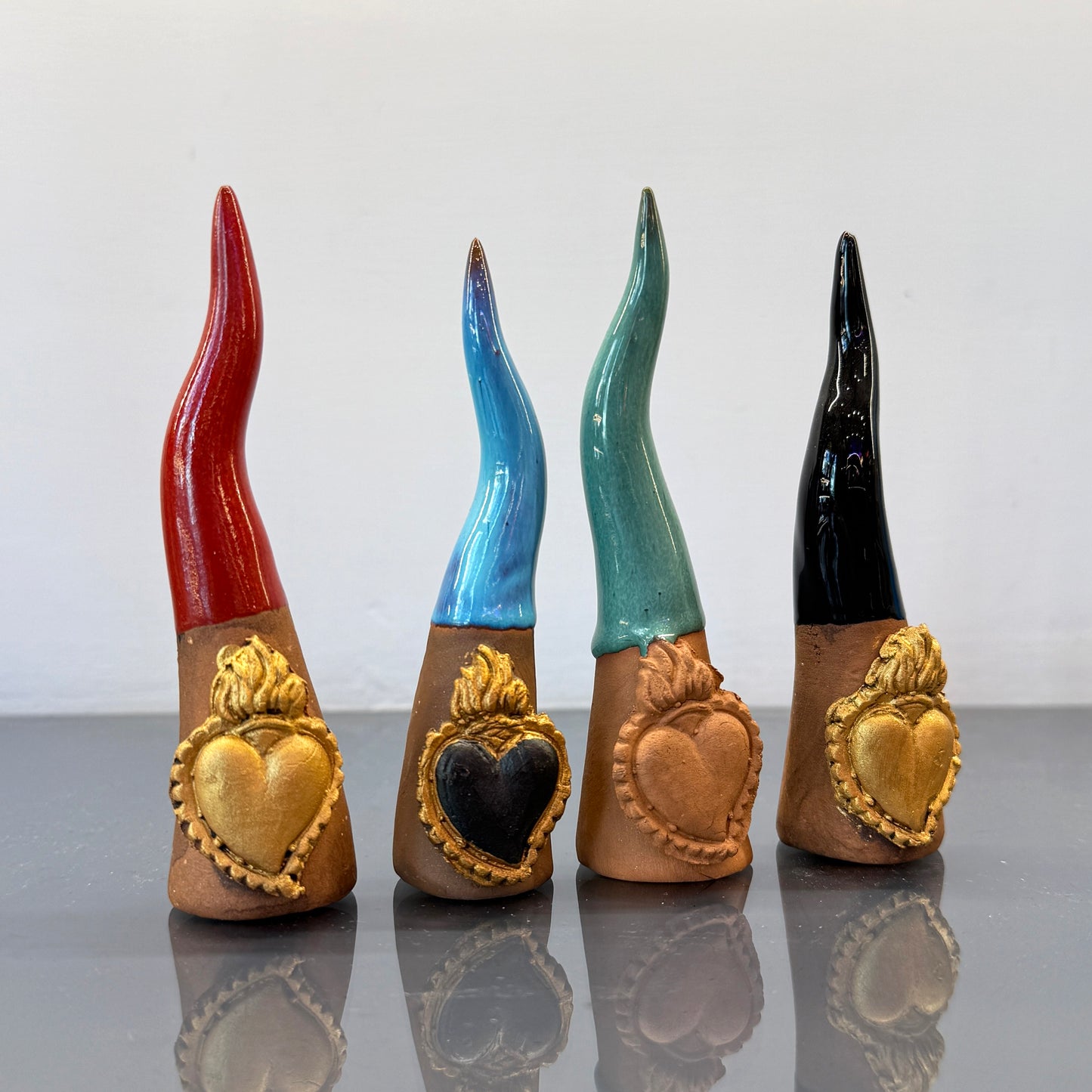 Corno in ceramica con cuore sacro