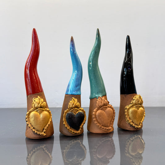 Corno in ceramica con cuore sacro