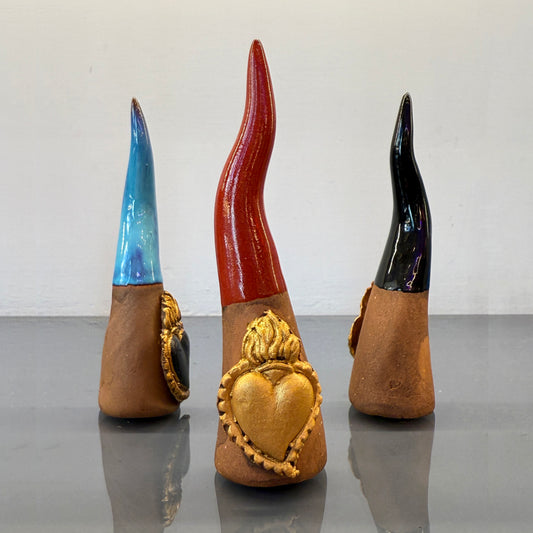 Corno in ceramica con cuore sacro