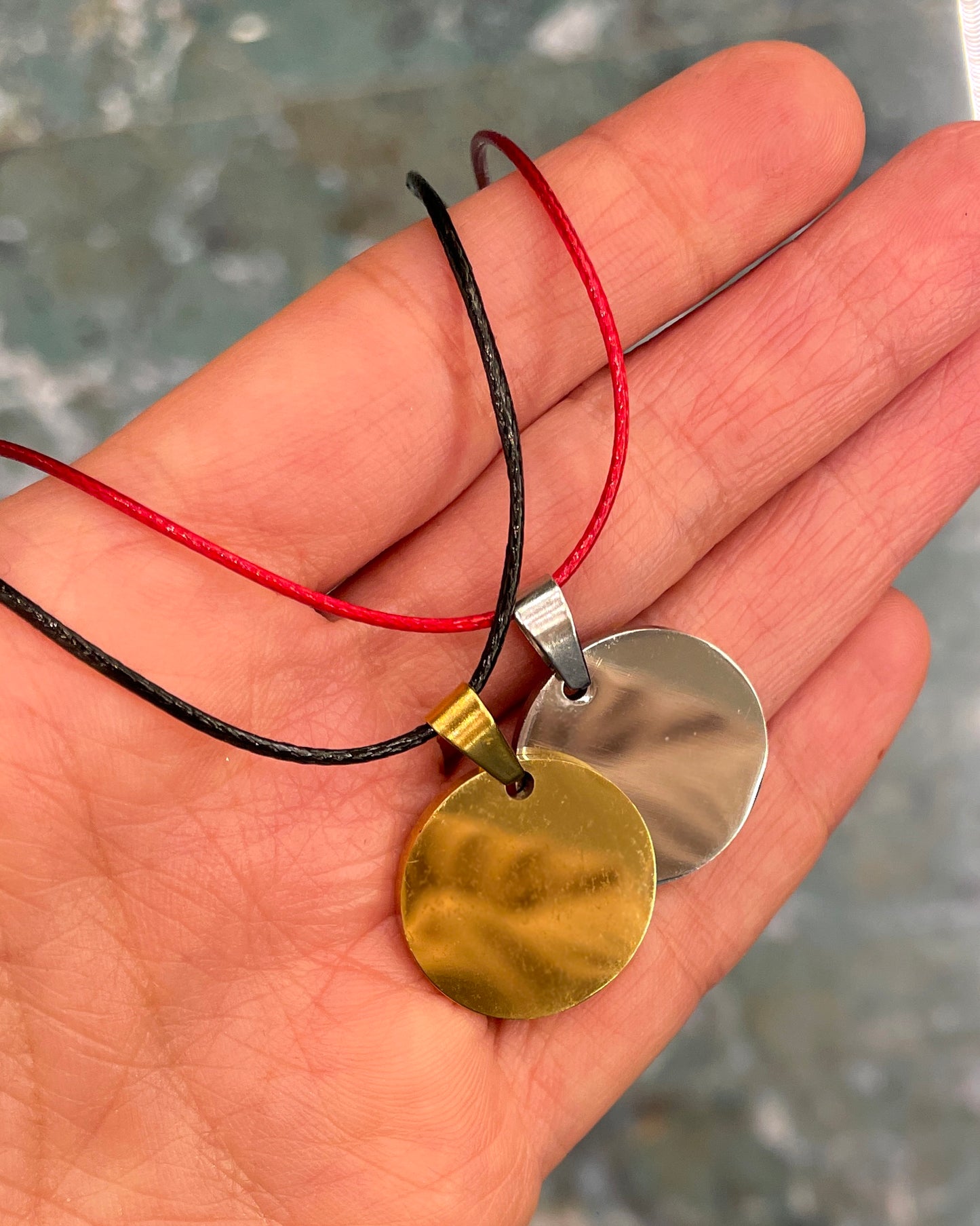 Collana con cordino e ciondolo personalizzabile