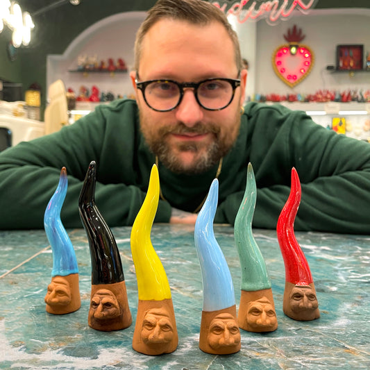 Corno in ceramica con Pulcinella