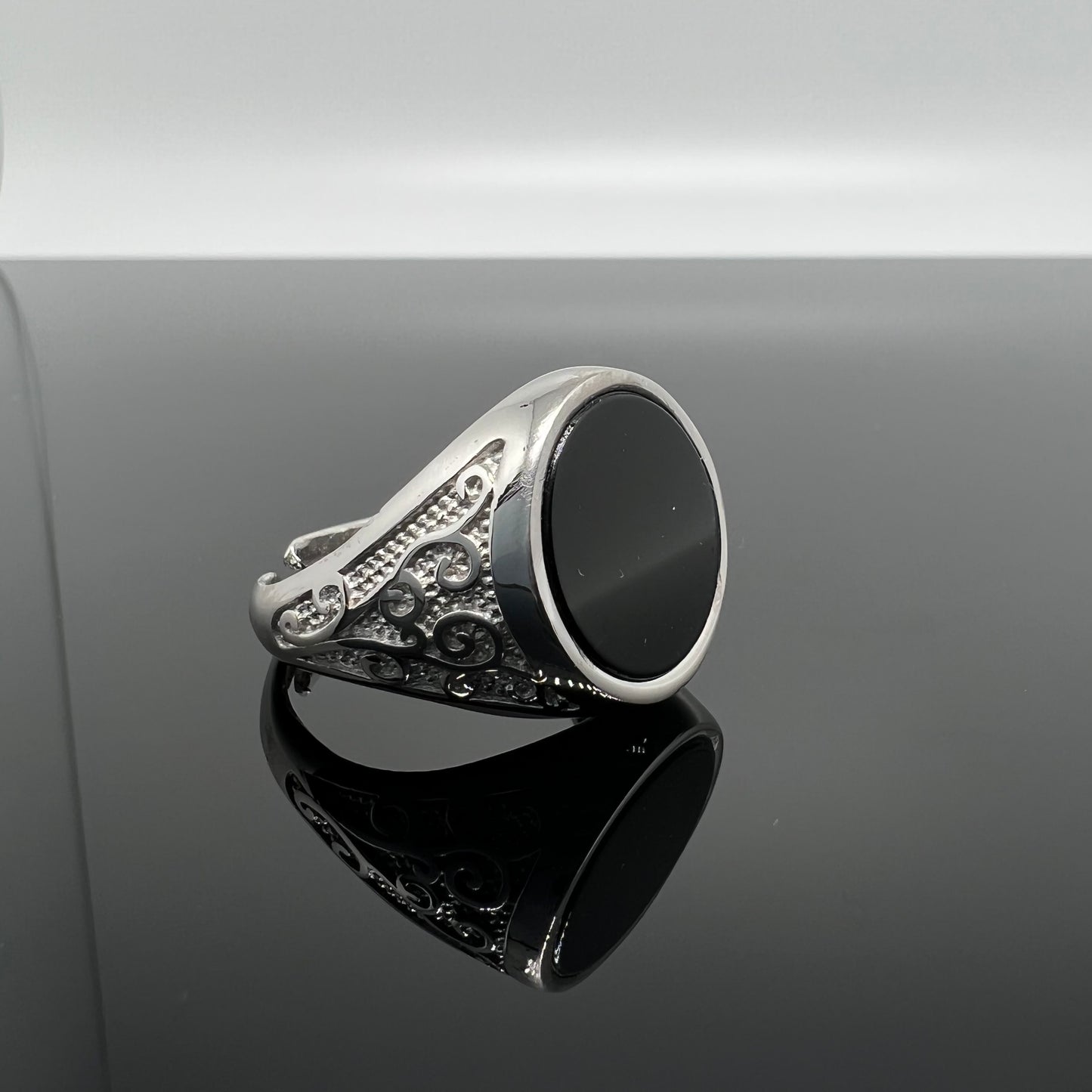 anello ghirigori pietra onice tondo ricamato