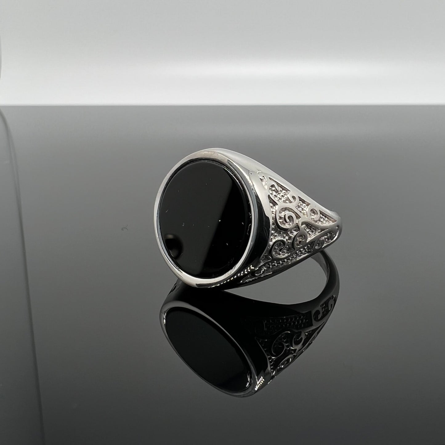 anello ghirigori pietra onice tondo ricamato