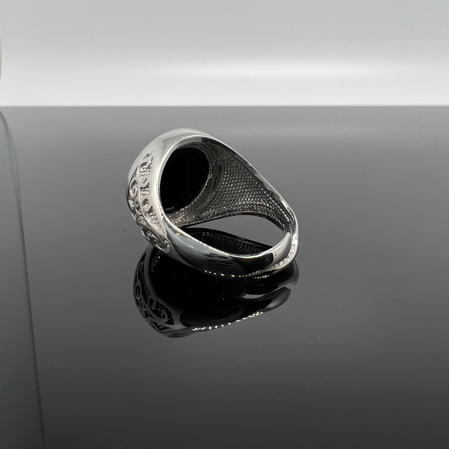 anello ghirigori pietra onice tondo ricamato