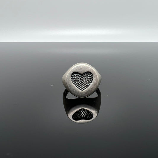 anello Chevalier tondo con cuore Puntinato brunito