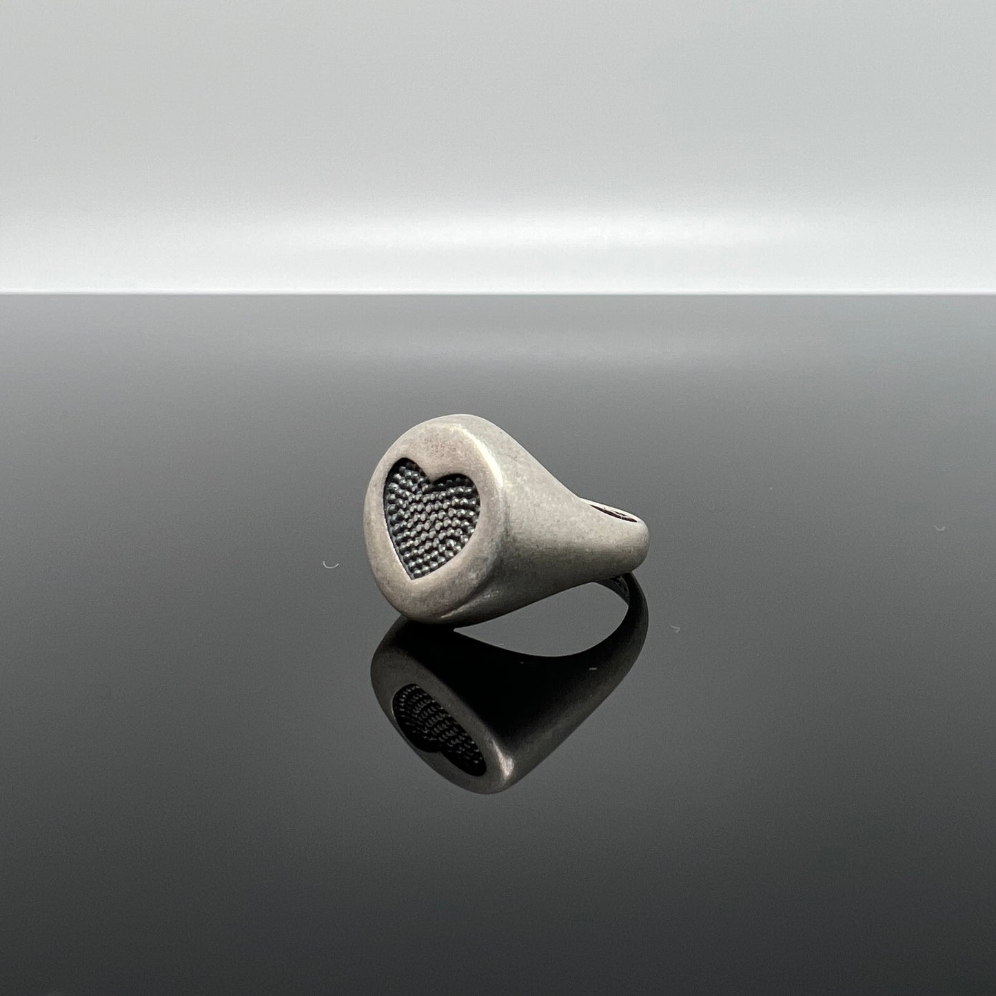 anello Chevalier tondo con cuore Puntinato brunito