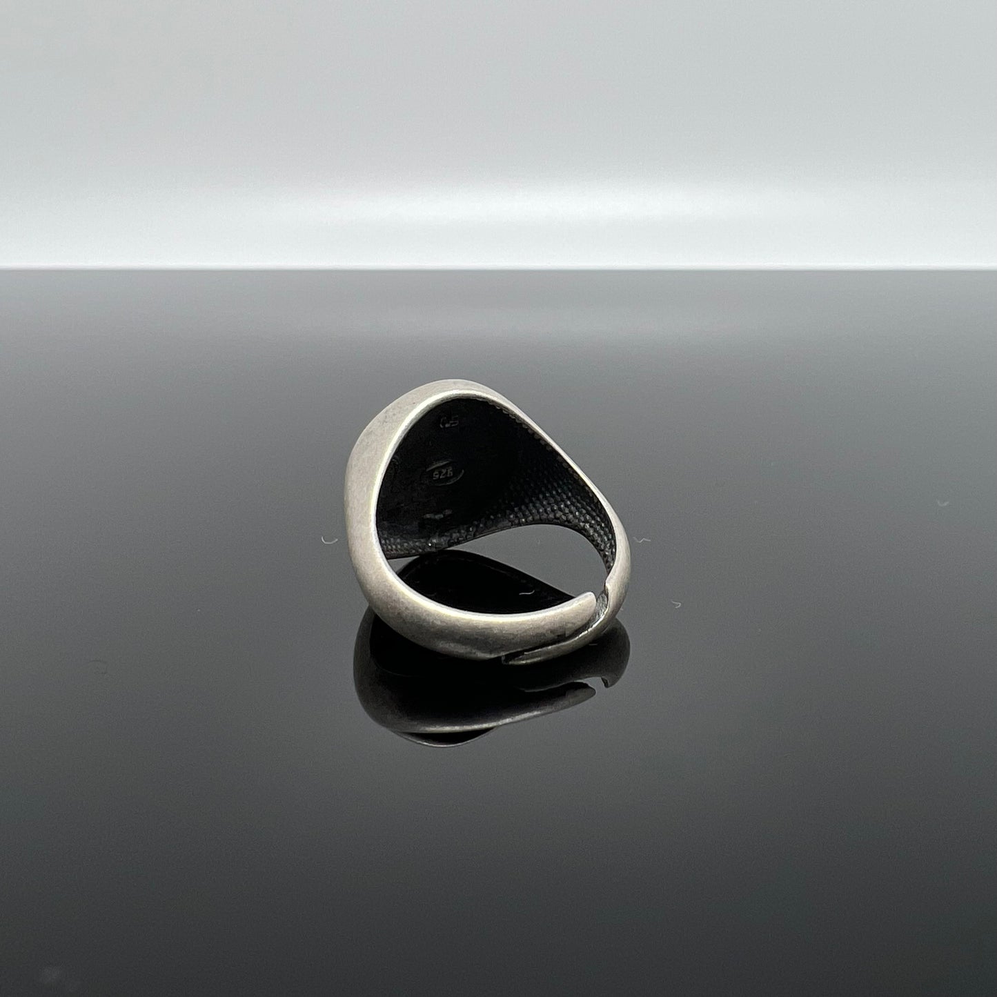 anello Chevalier tondo con cuore Puntinato brunito
