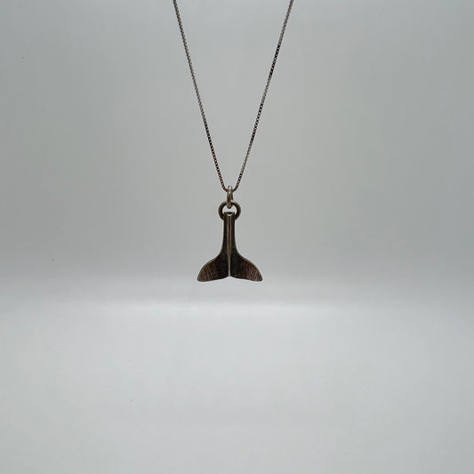 ciondolo coda di delfino brunito