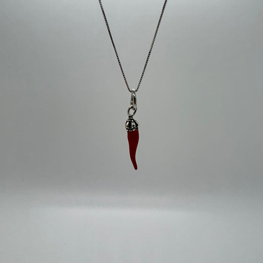 ciondolo corno smaltato rosso con corona