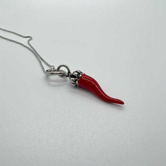 ciondolo corno smaltato rosso con corona