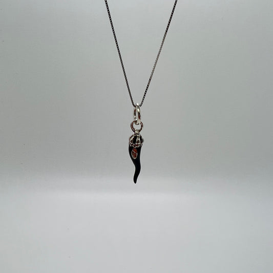ciondolo corno smaltato nero con corona