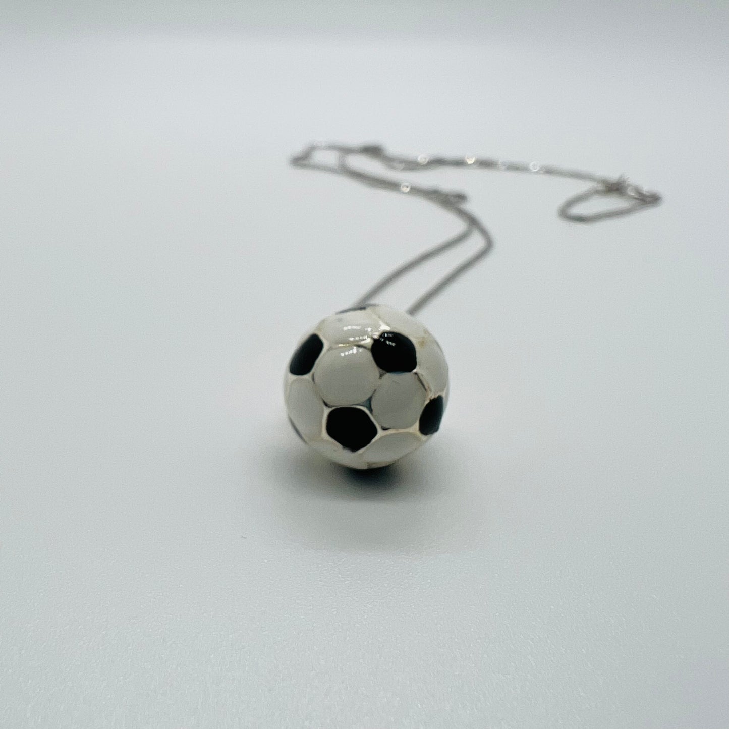 ciondolo pallone da calcio smaltato