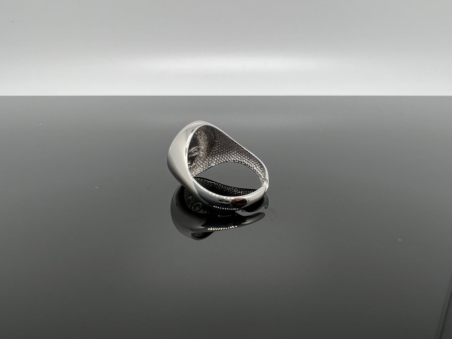 anello chevalier tondo con cuore puntinato