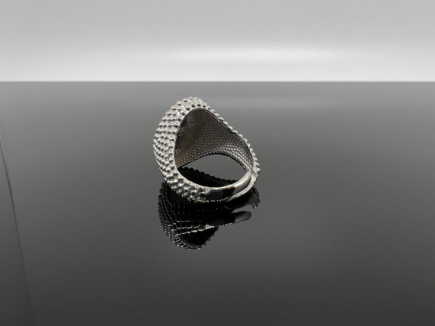 anello chevalier ovale puntinato