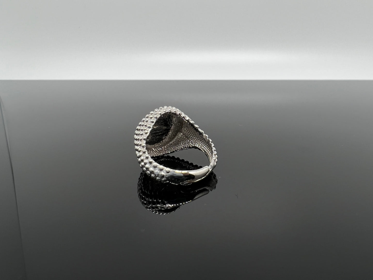 anello chevalier tondo puntinato