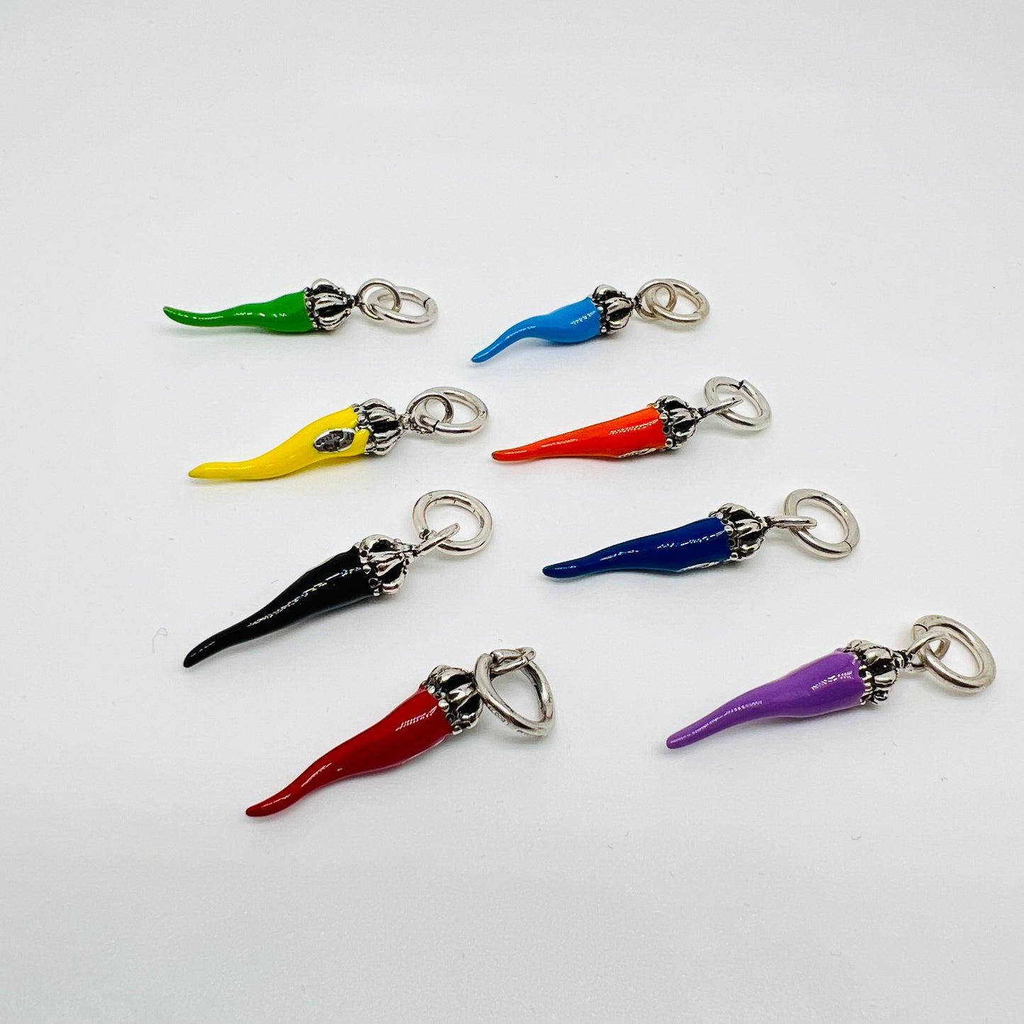 Ciondolo corno smaltato corallo con corona