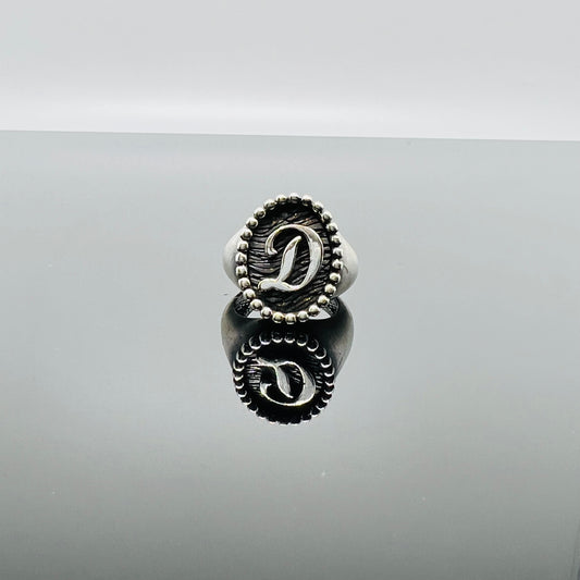 Anello chevalier ovale con iniziale