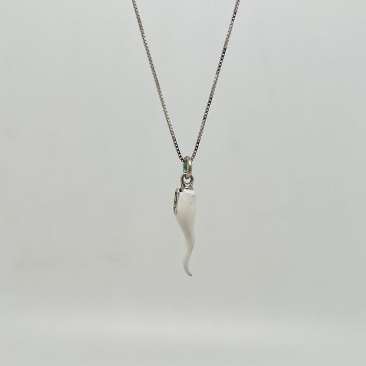 Ciondolo corno smaltato bianco