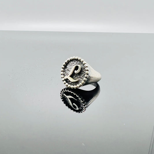 Anello chevalier tondo con iniziale