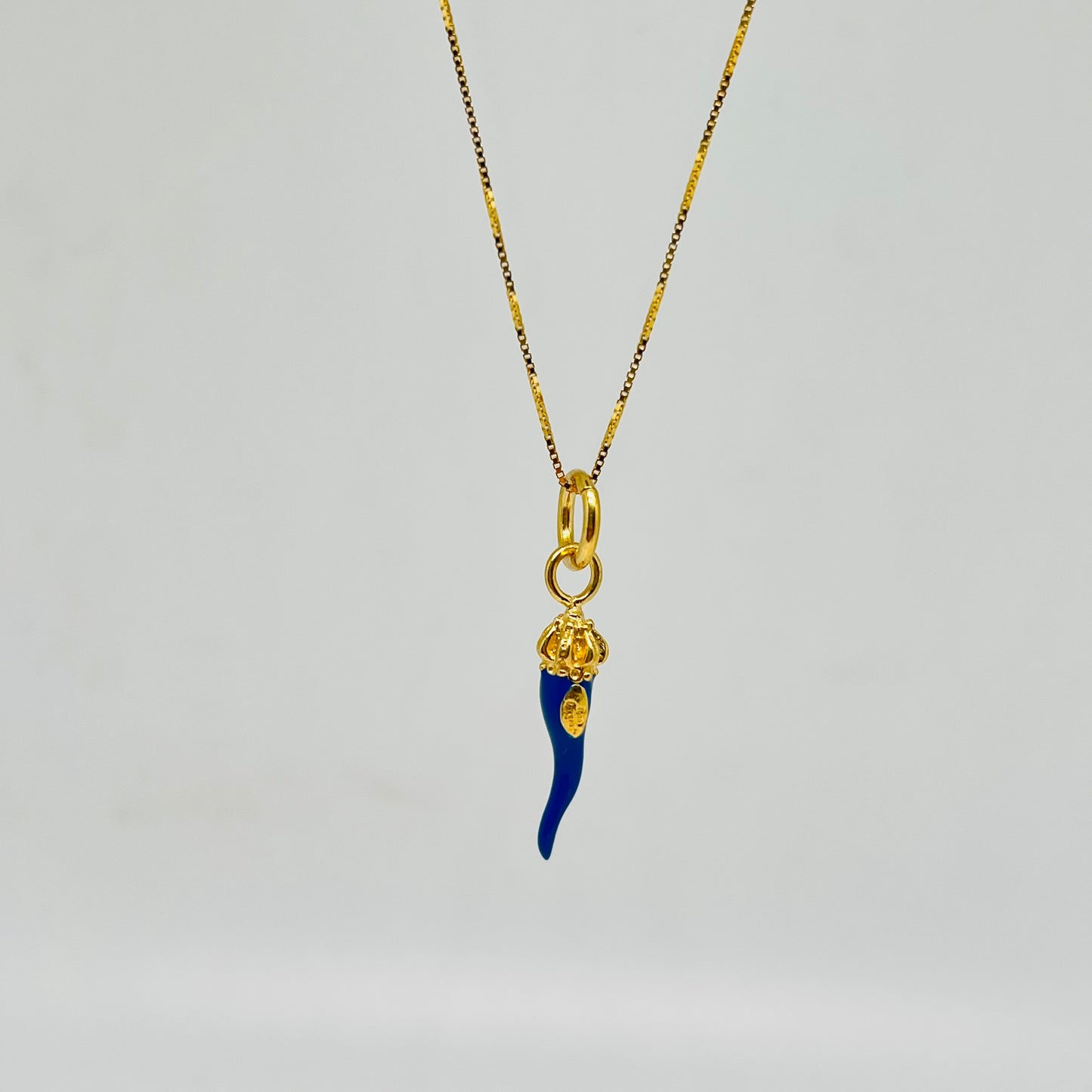 Ciondolo corno smaltato blu con corona