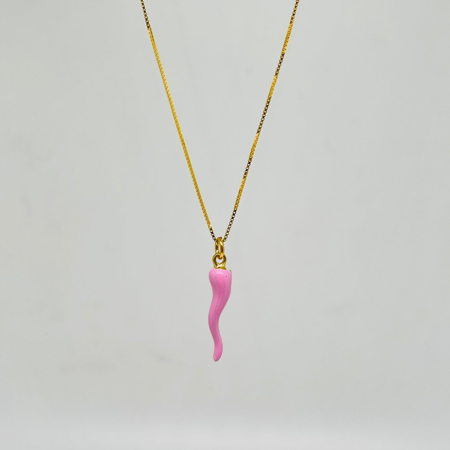 Ciondolo corno smaltato rosa