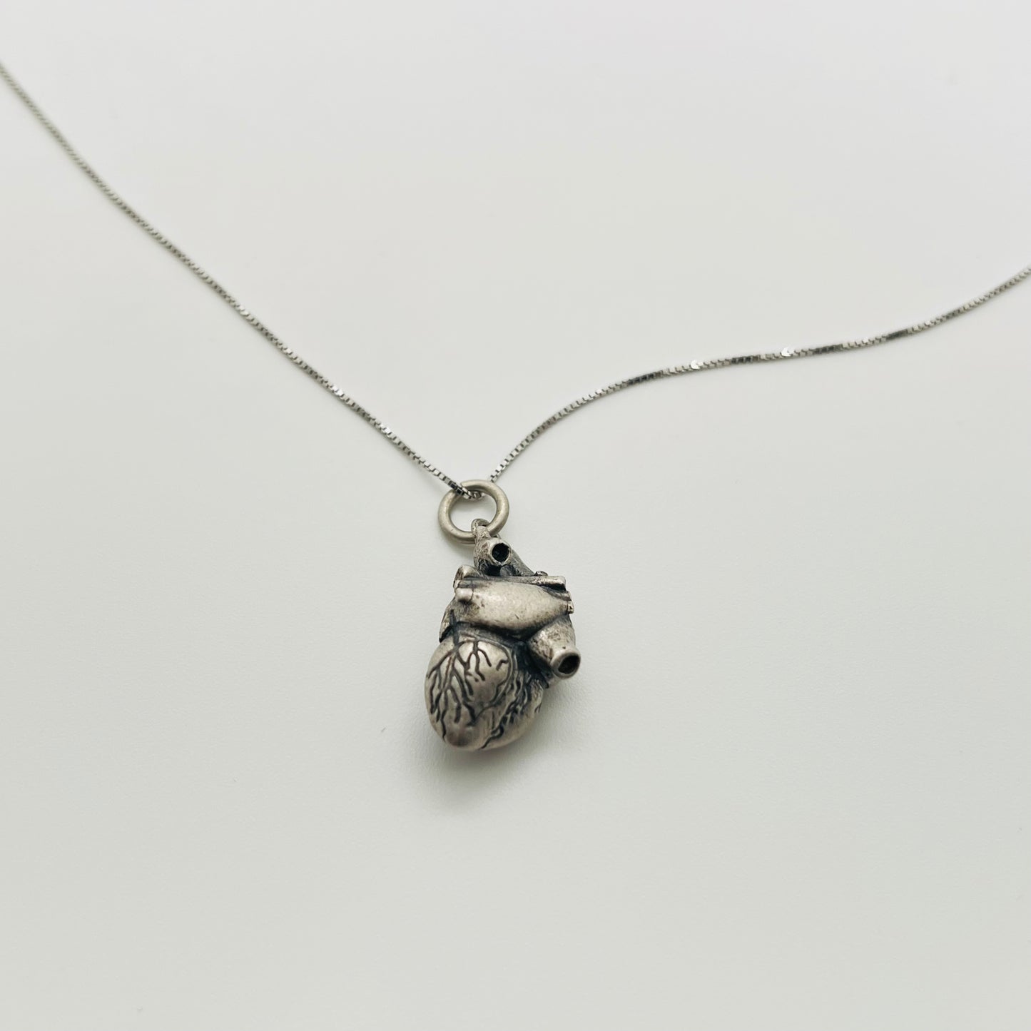 Ciondolo argento cuore anatomico brunito