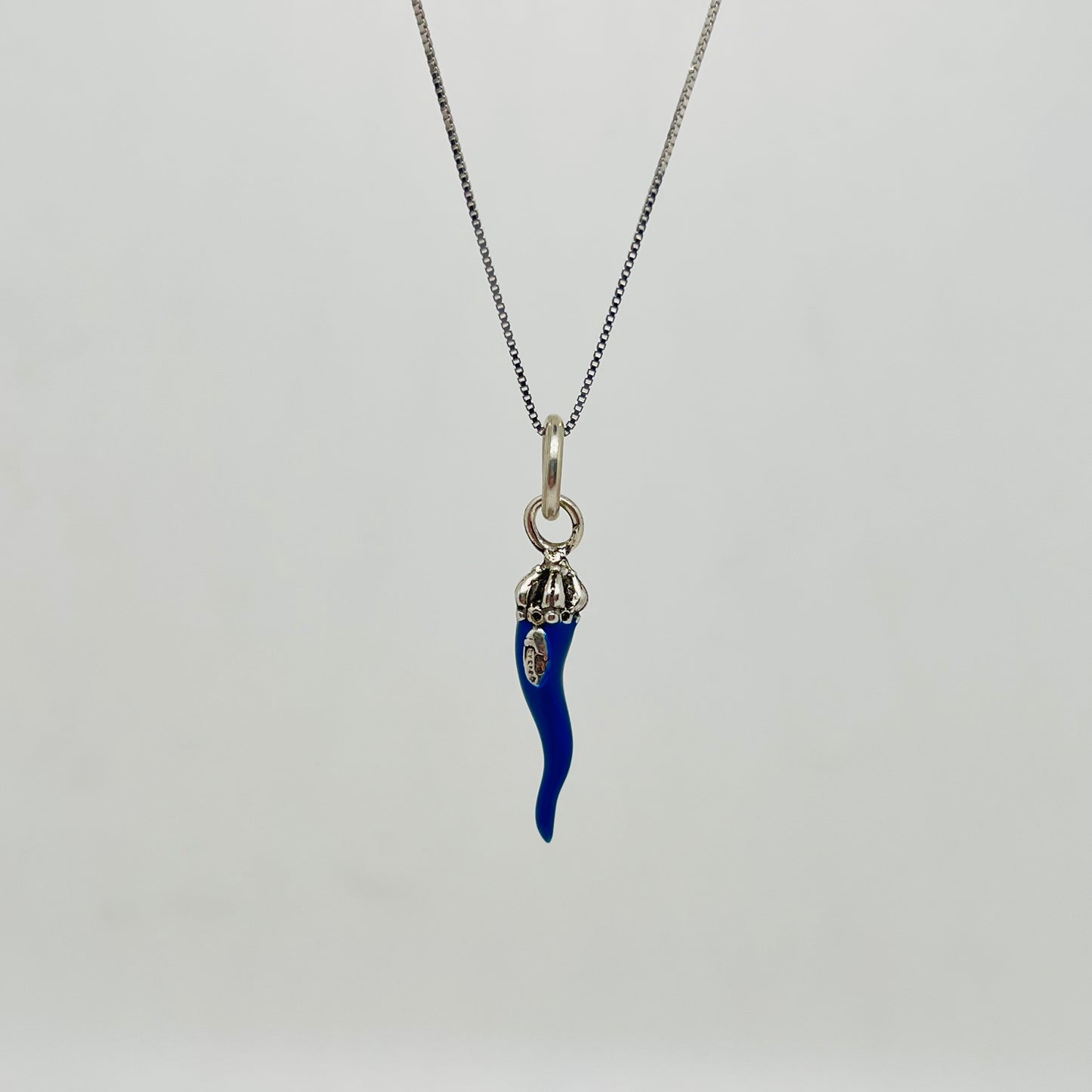 Ciondolo corno smaltato blu con corona