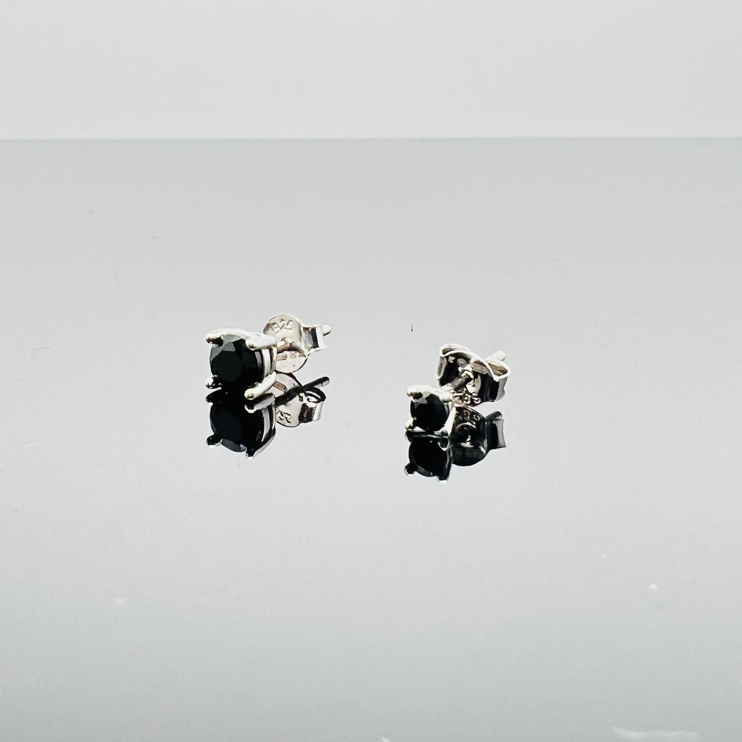 Orecchini lobo brillantino nero