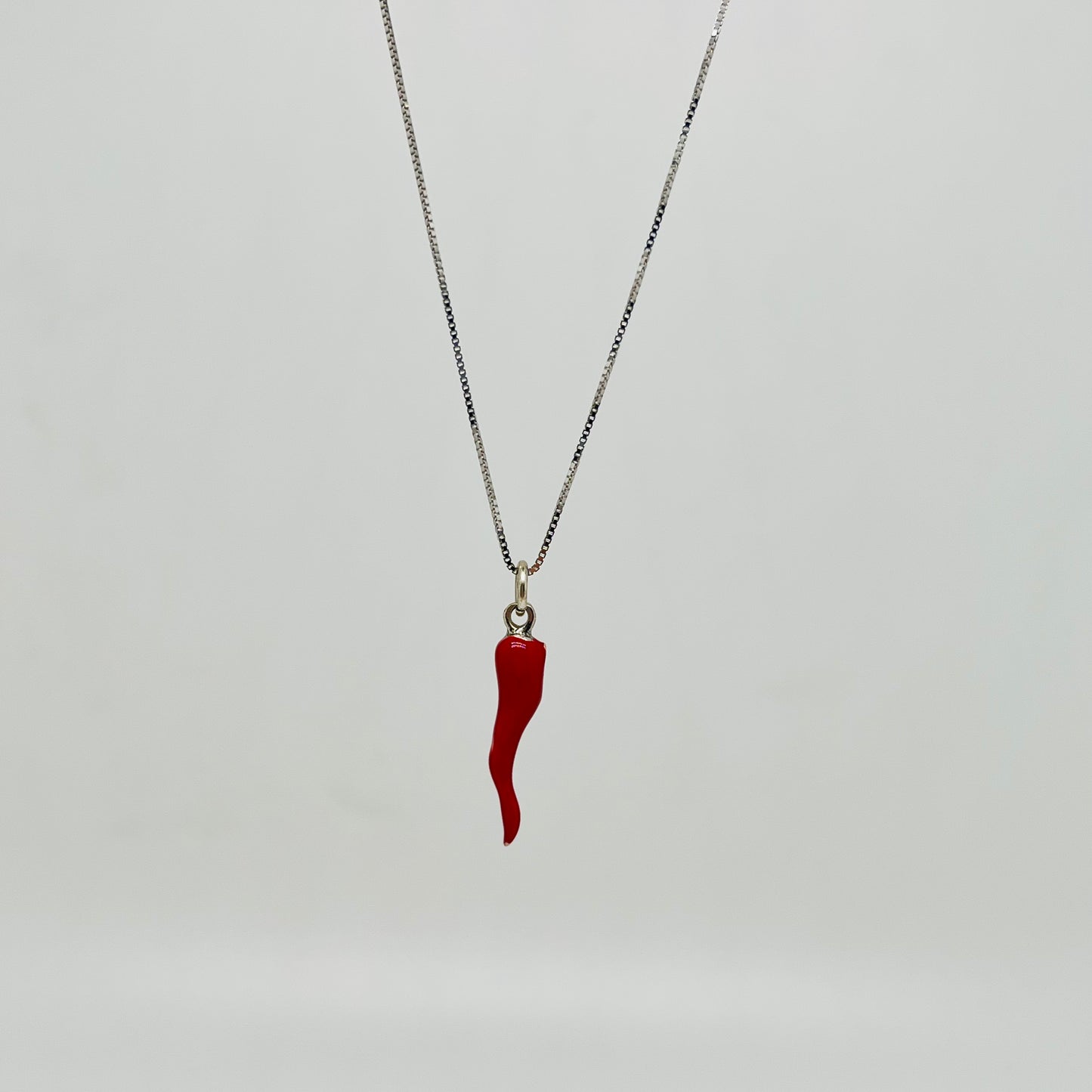 Ciondolo corno smaltato rosso
