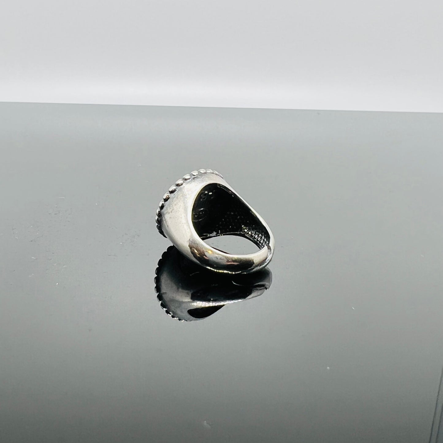 Anello chevalier tondo con iniziale