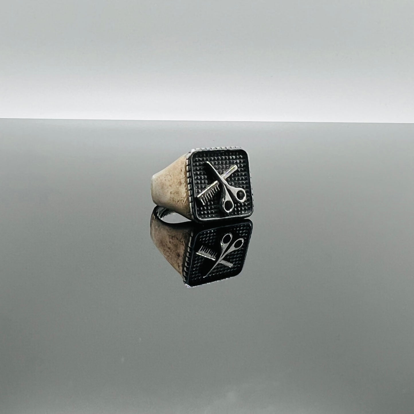 Anello pettine e forbici