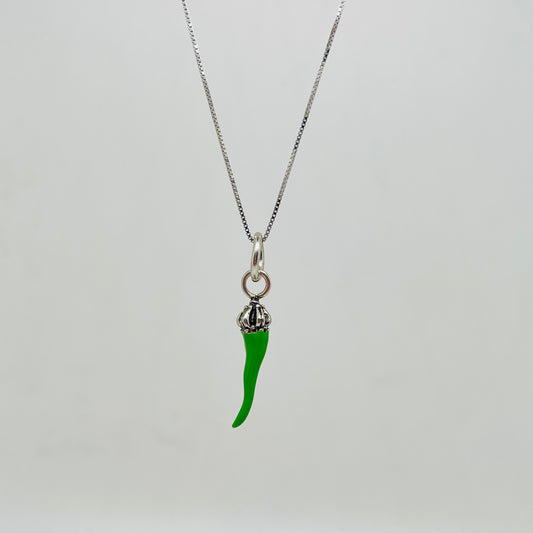 Ciondolo corno smaltato verde con corona