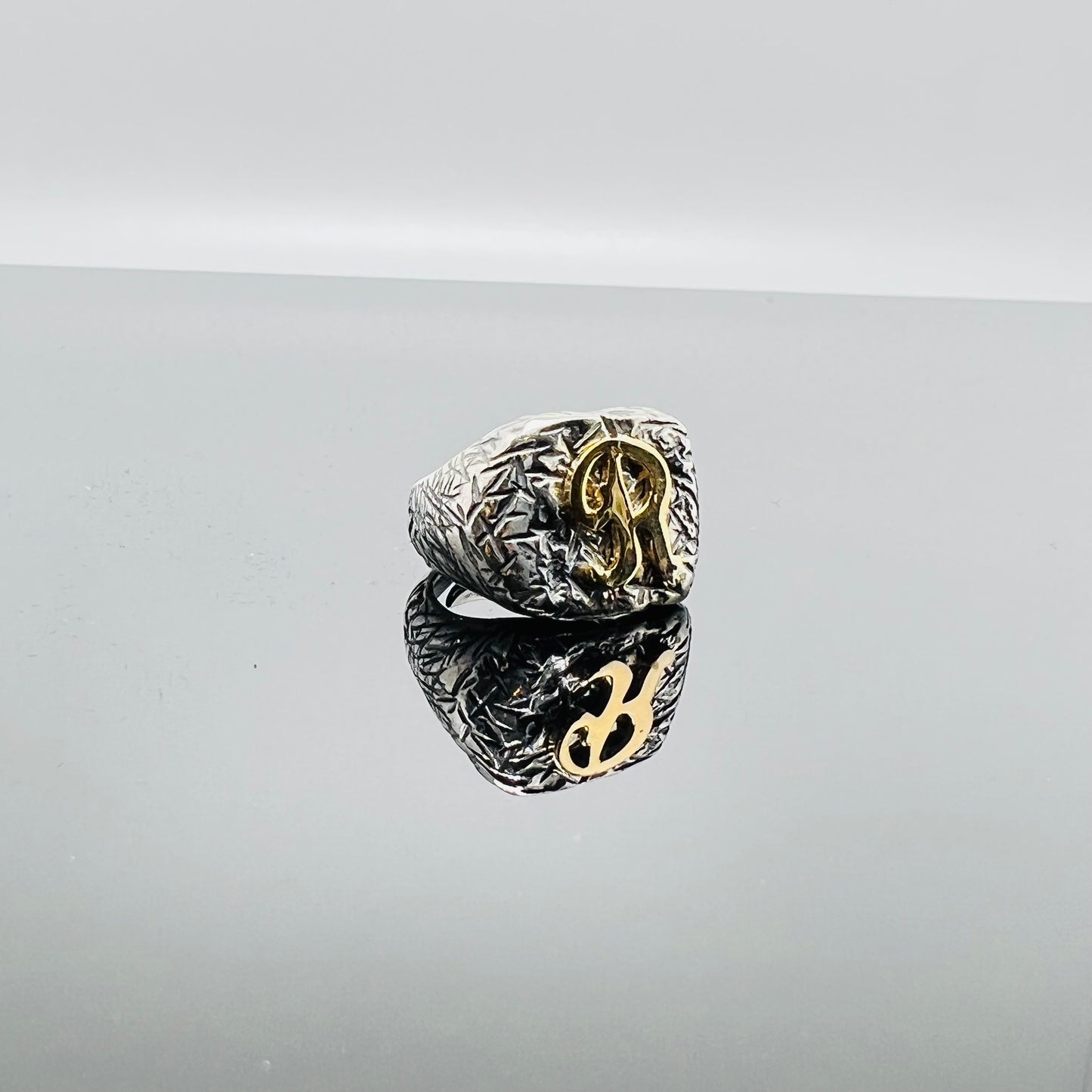 Anello chevalier quadrato martellato con iniziale