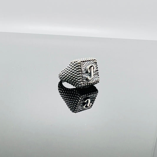 Anello chevalier quadrato puntinato con iniziale