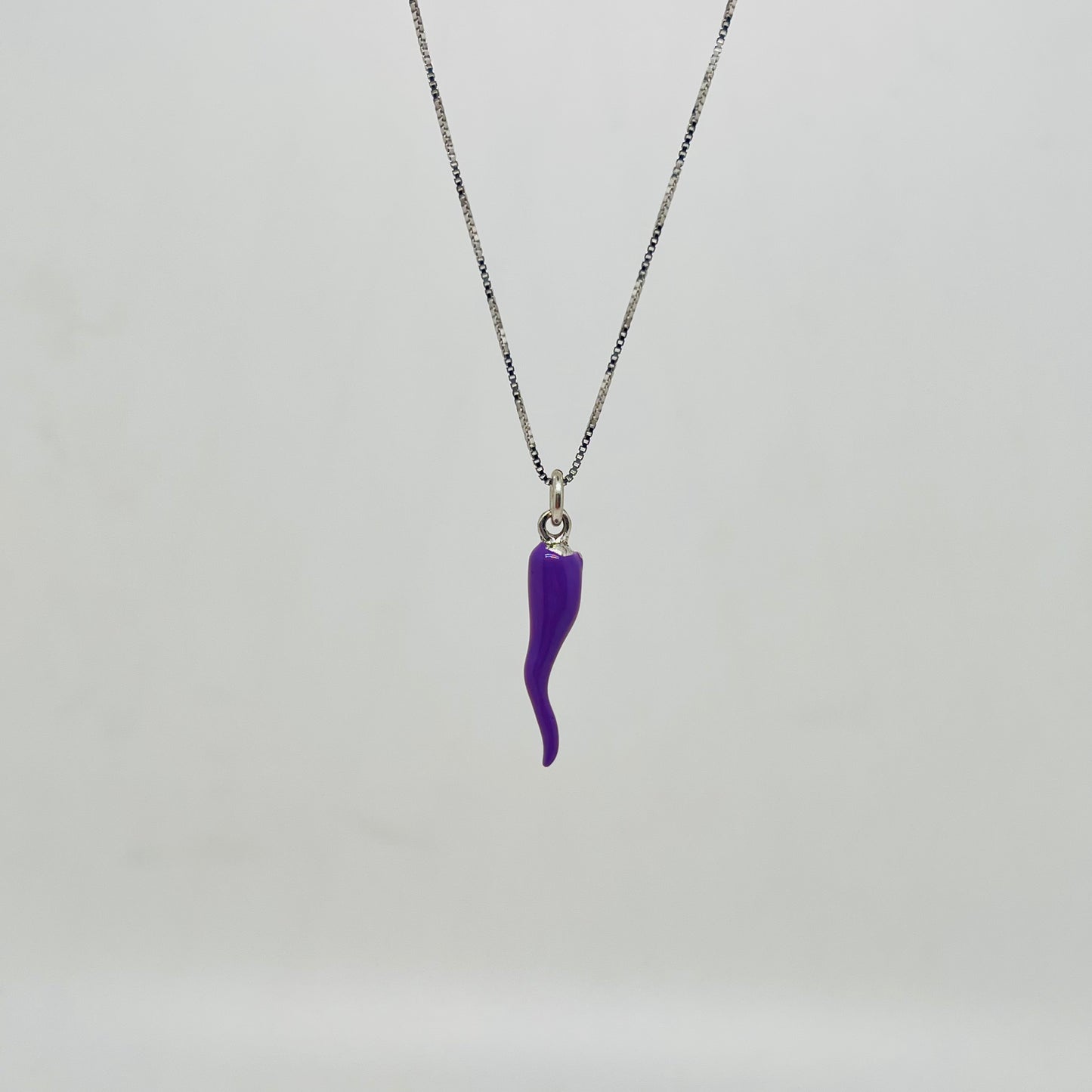 Ciondolo corno smaltato viola