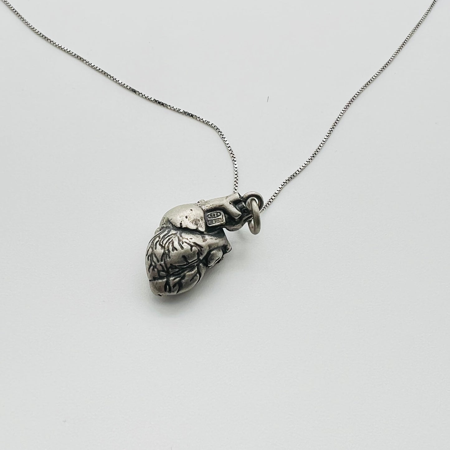 Ciondolo argento cuore anatomico brunito