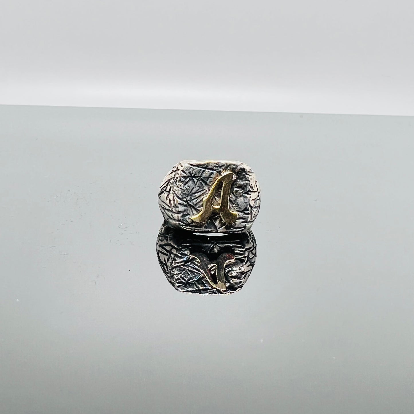 Anello chevalier quadrato martellato con iniziale