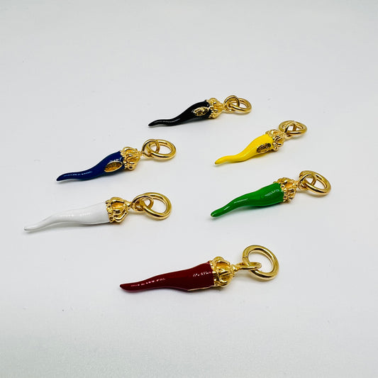 Ciondolo corno smaltato bianco con corona