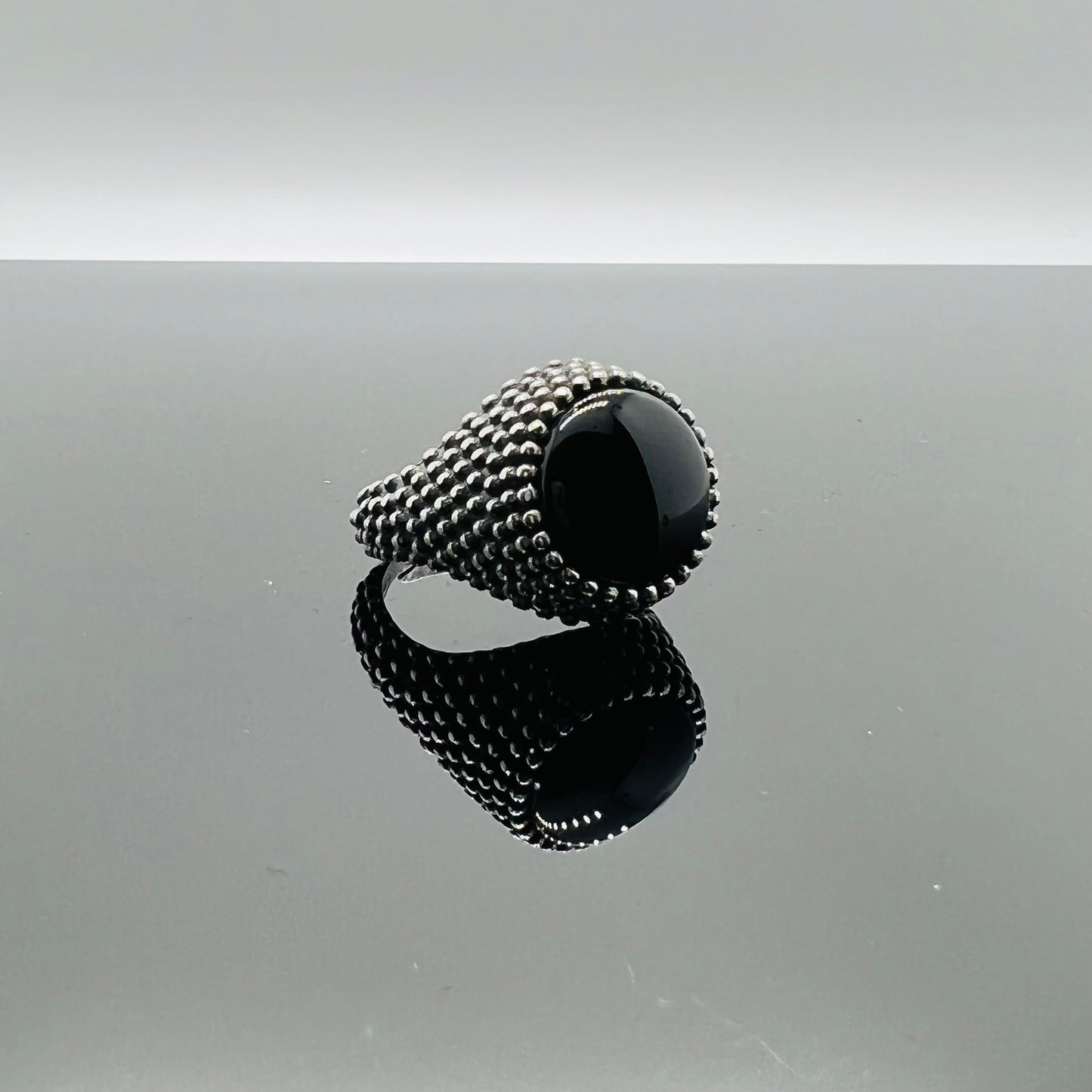 Anello chevalier puntinato tondo onice