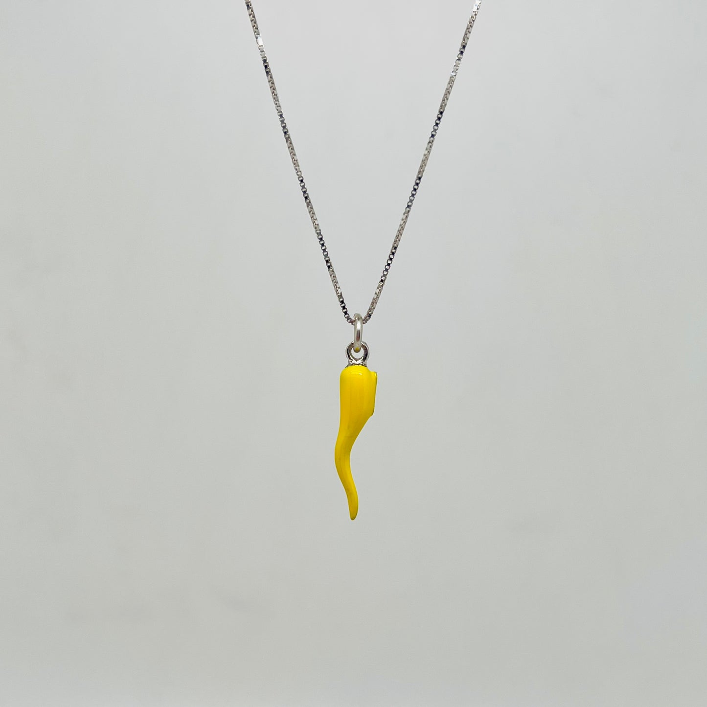 Ciondolo corno smaltato giallo