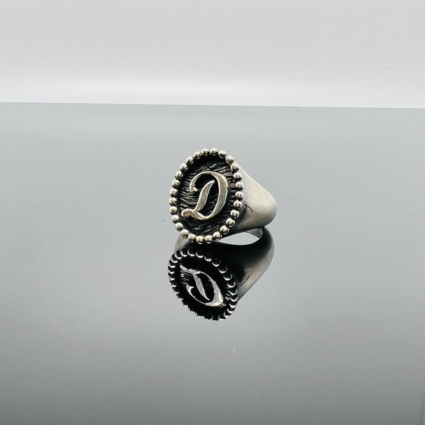 Anello chevalier ovale con iniziale