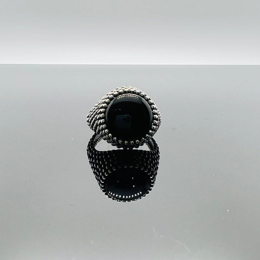 Anello chevalier puntinato tondo onice