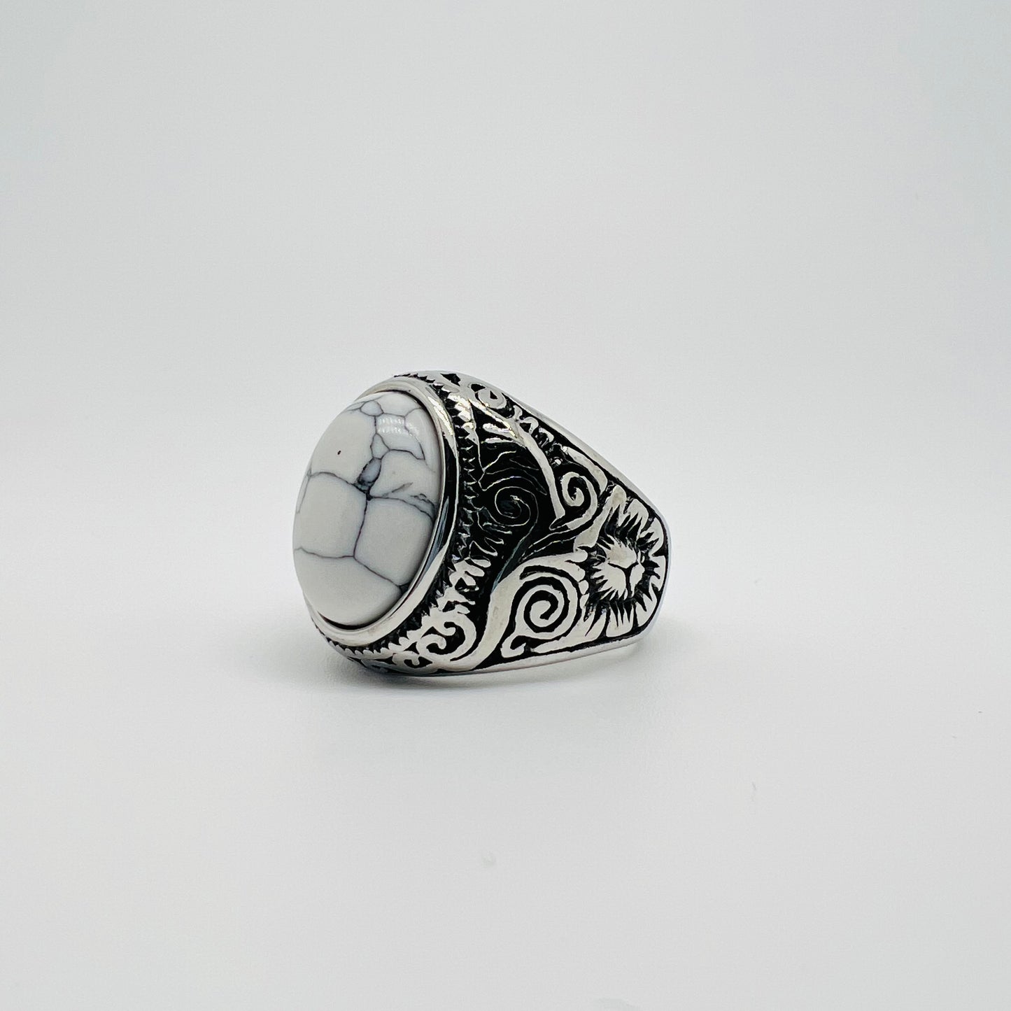 Anello chevalier ovale pietra bianca acciaio