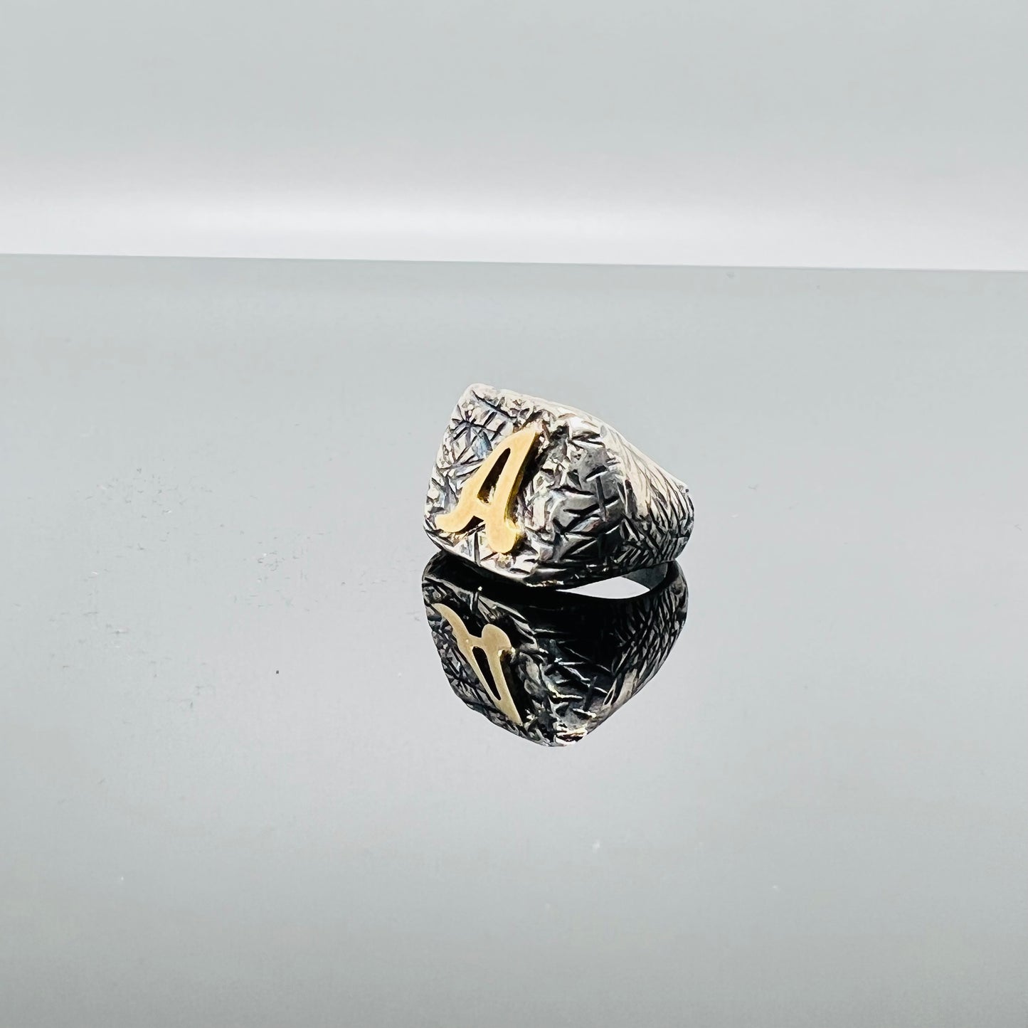 Anello chevalier quadrato martellato con iniziale