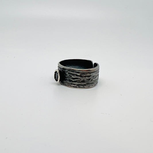 Anello argento fascia brunita con Pietra celeste