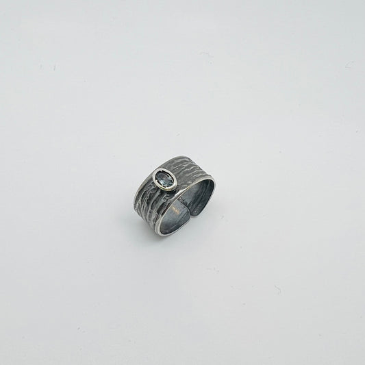 Anello argento fascia brunita con Pietra celeste