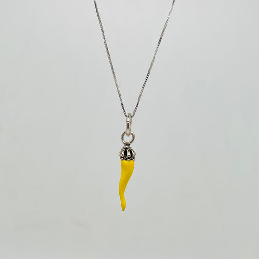Ciondolo corno smaltato giallo con corona