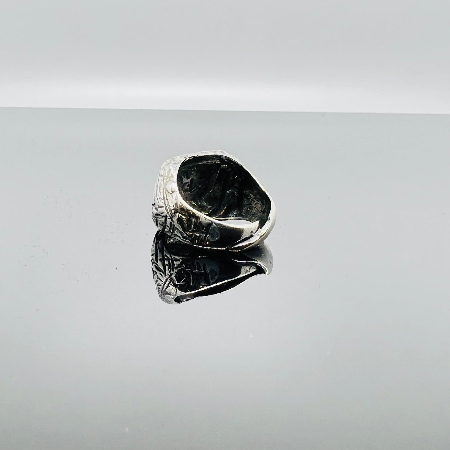 Anello chevalier quadrato martellato con iniziale