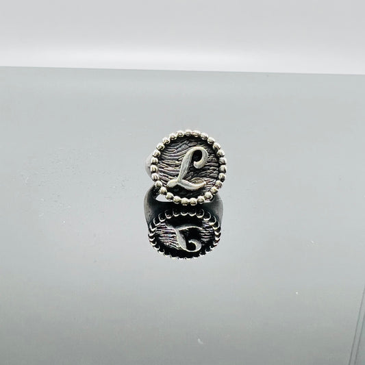 Anello chevalier tondo con iniziale