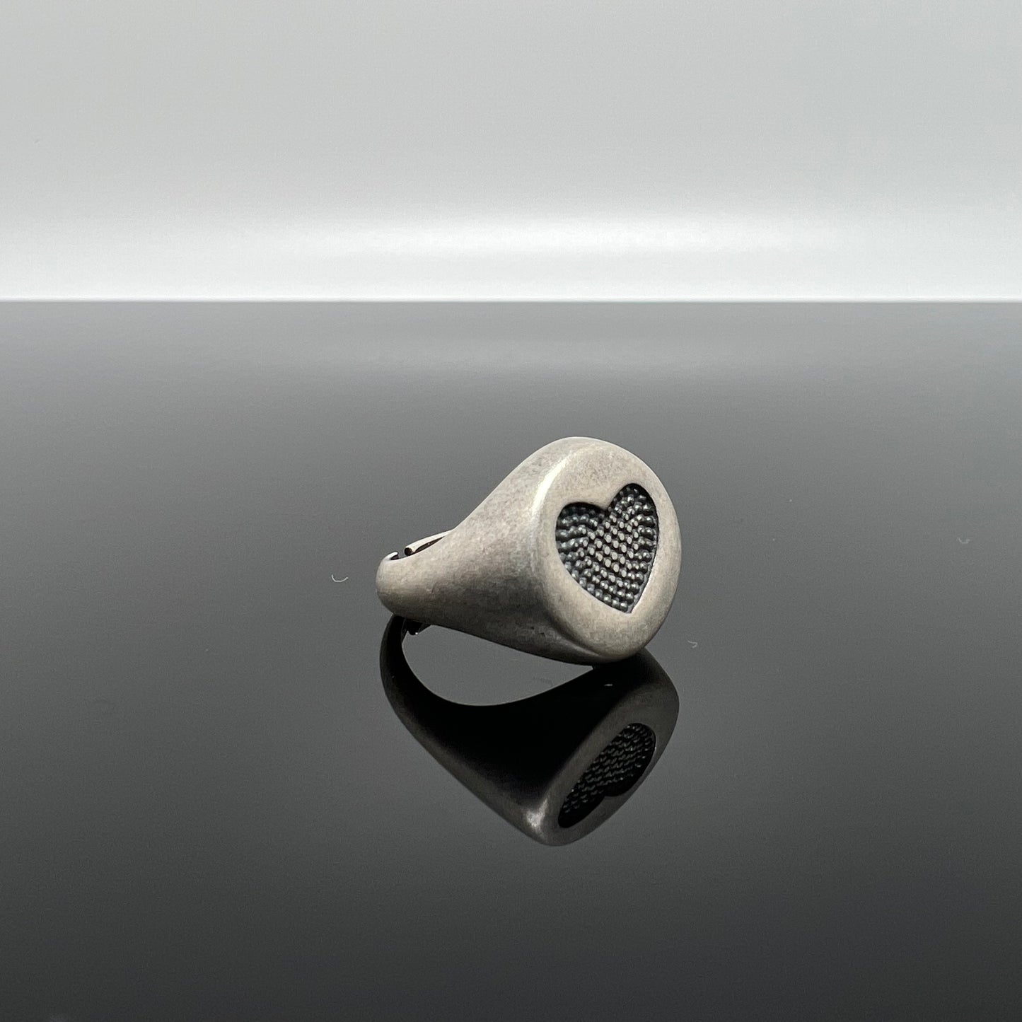 anello Chevalier tondo con cuore Puntinato brunito